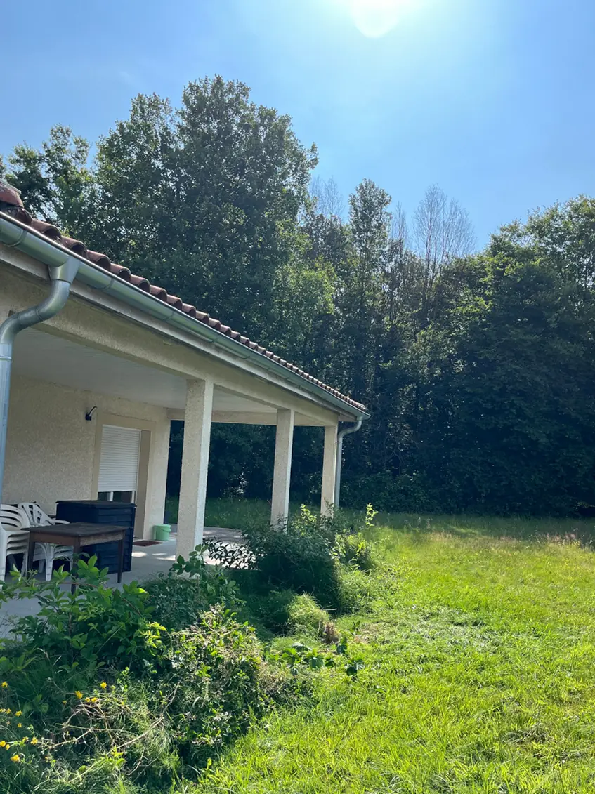 Le bord de la terrasse dégagé, la pelouse rendue.