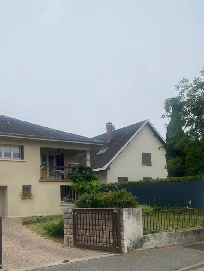 La même maison, dégagée : le cèdre a été abattu.