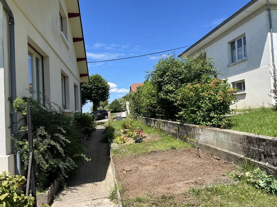 La haie arrachée, la terre mise à nu le long de l'allée.