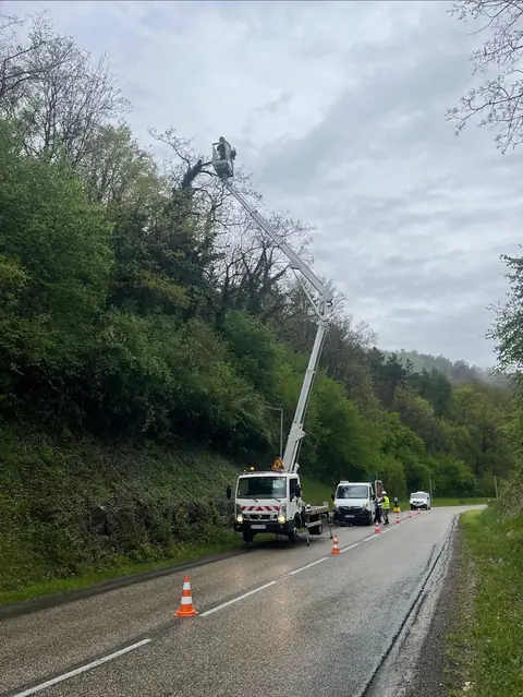 La nacelle déployée vers les arbres du talus, au bord de la route.